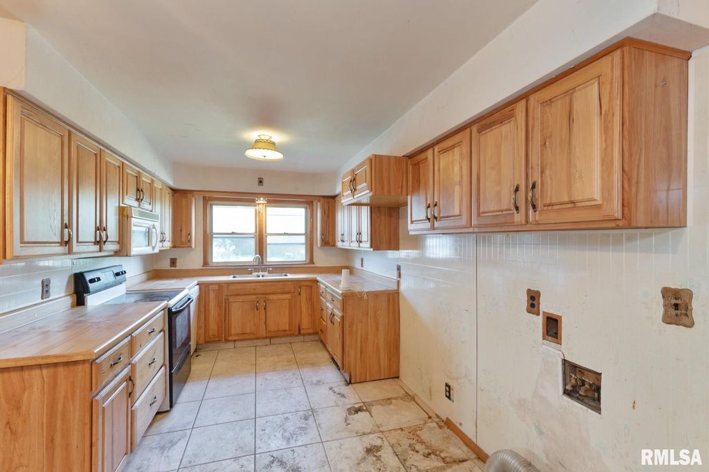 2710 47th St, Moline, IL 3 Bed, 2 Bath SingleFamily