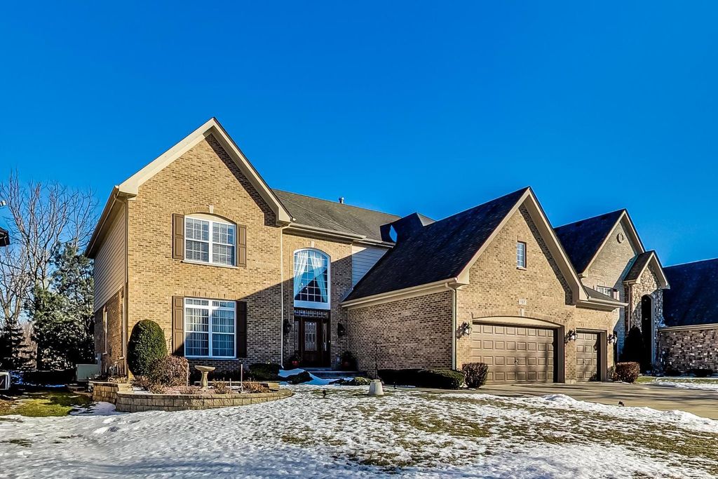 157 Michigan Dr, Bloomingdale, IL 60108