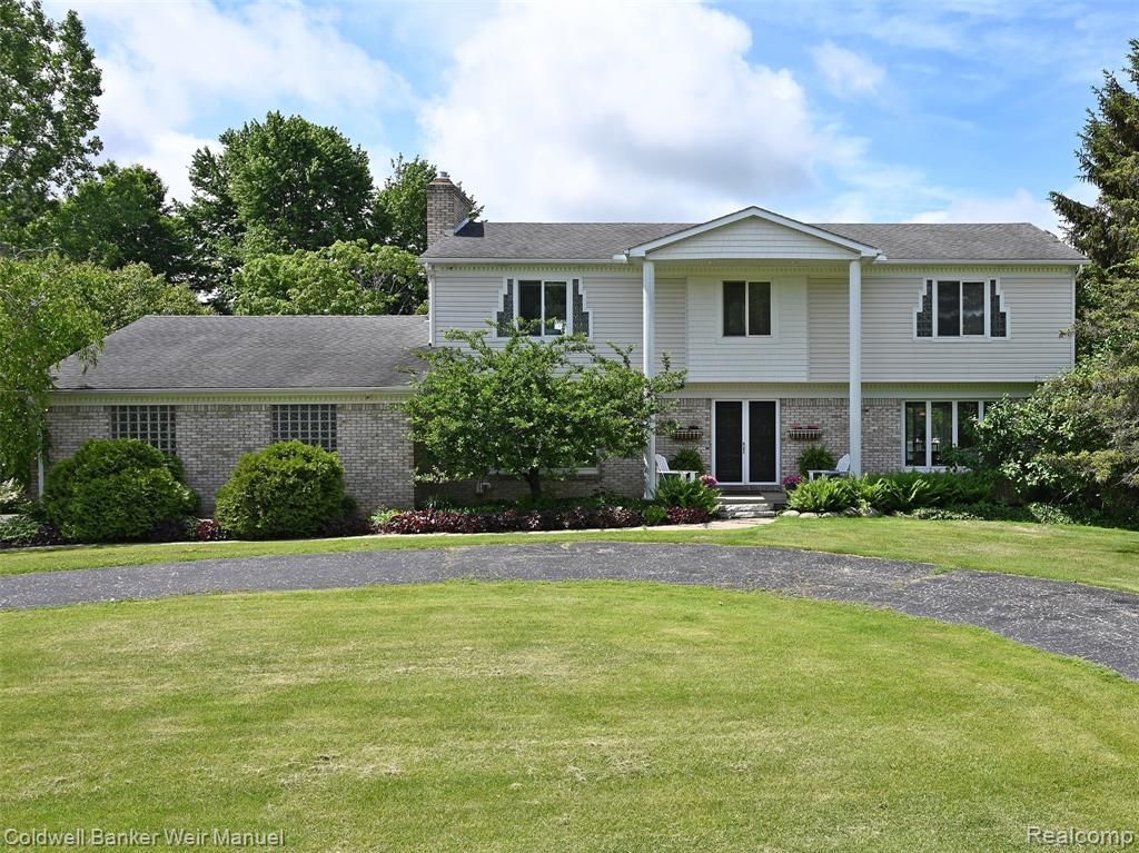 3679 Sandbar Dr, Commerce Township, MI 48382