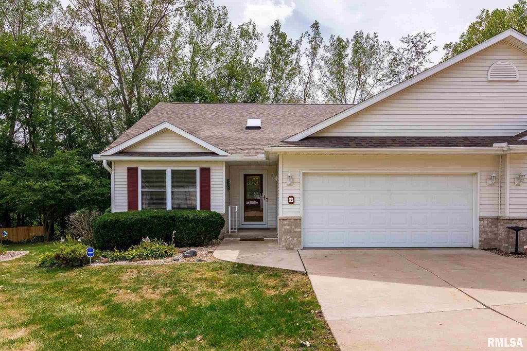 4801 N Division St #B, Davenport, IA 52806
