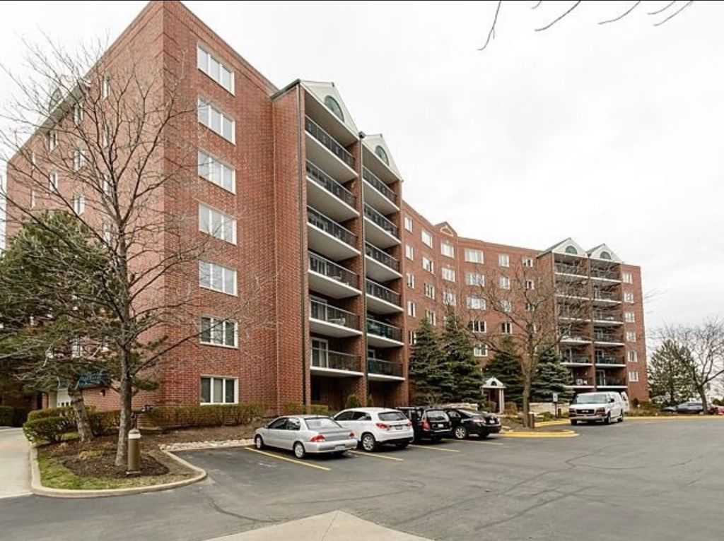 8560 W Foster Ave #402, Harwood Heights, IL 60706