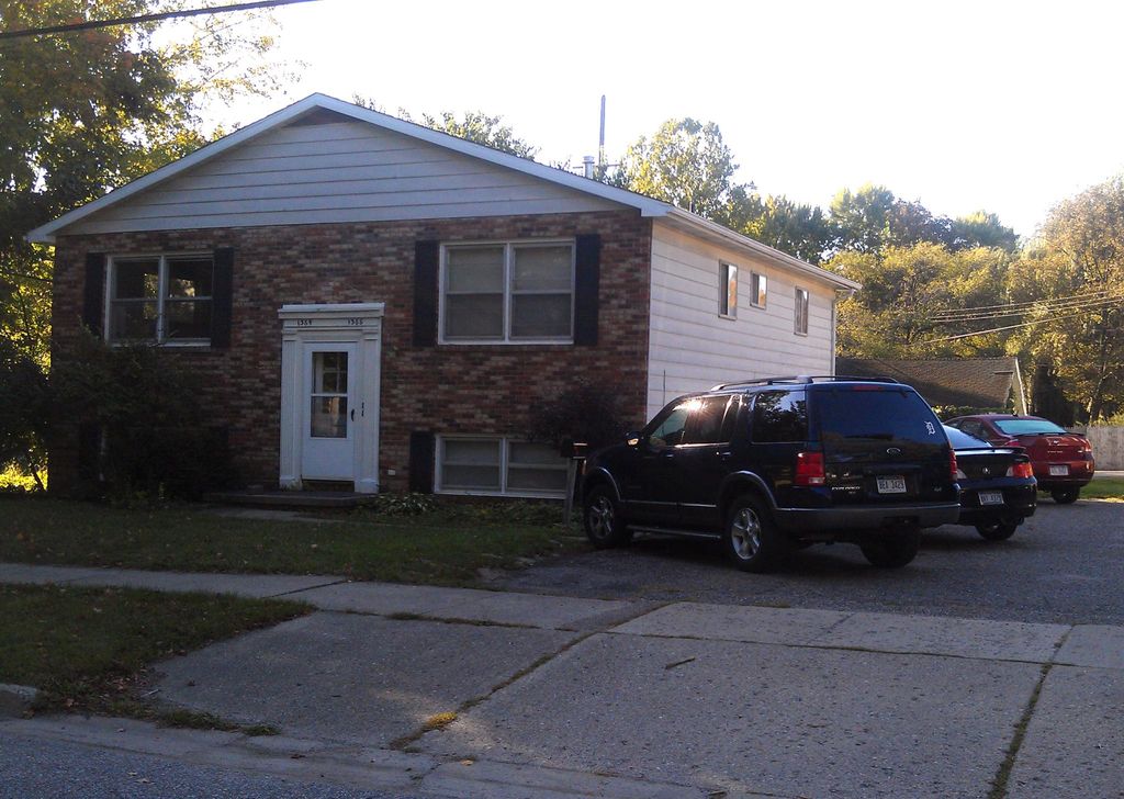 1364 Snyder Rd, East Lansing, MI 48823