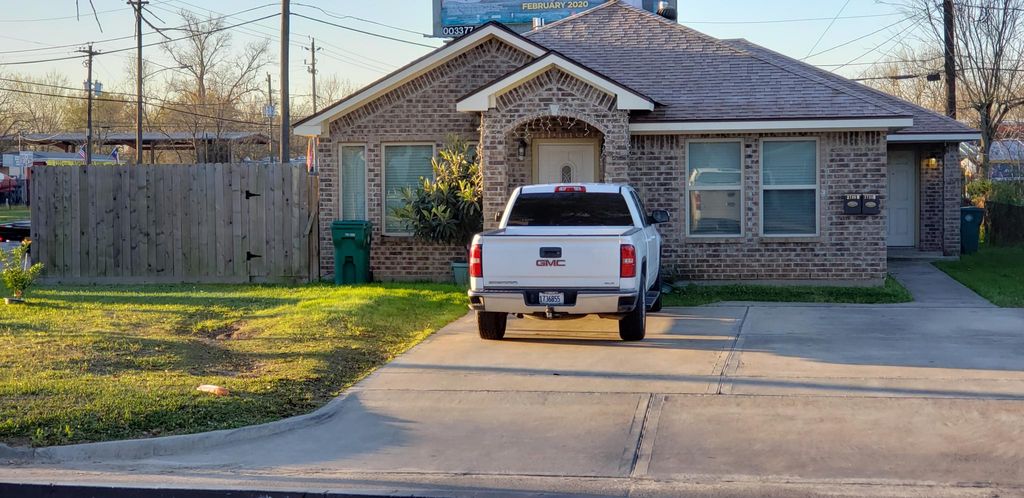 2738 Yale St #B, Pasadena, TX 77502
