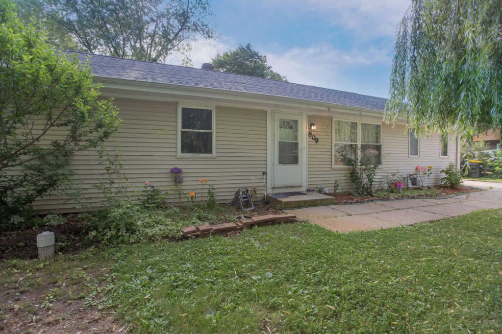 809 N Maple St, Prospect Heights, IL 60070