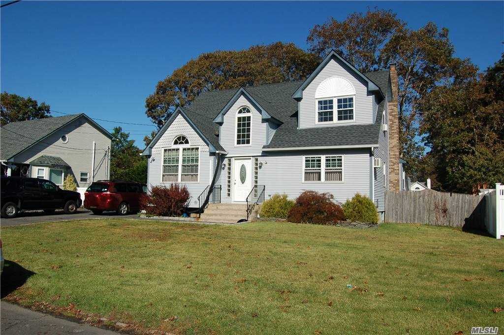 43 Presford Dr, Shirley, NY 11967