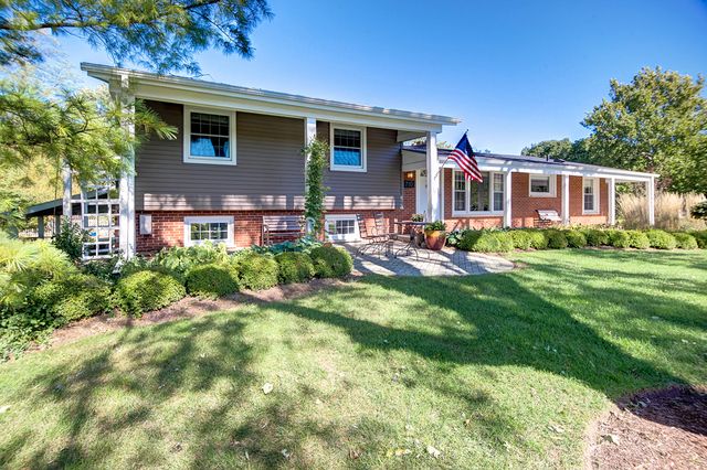 710 W Bayer Dr, Palatine, IL 60067