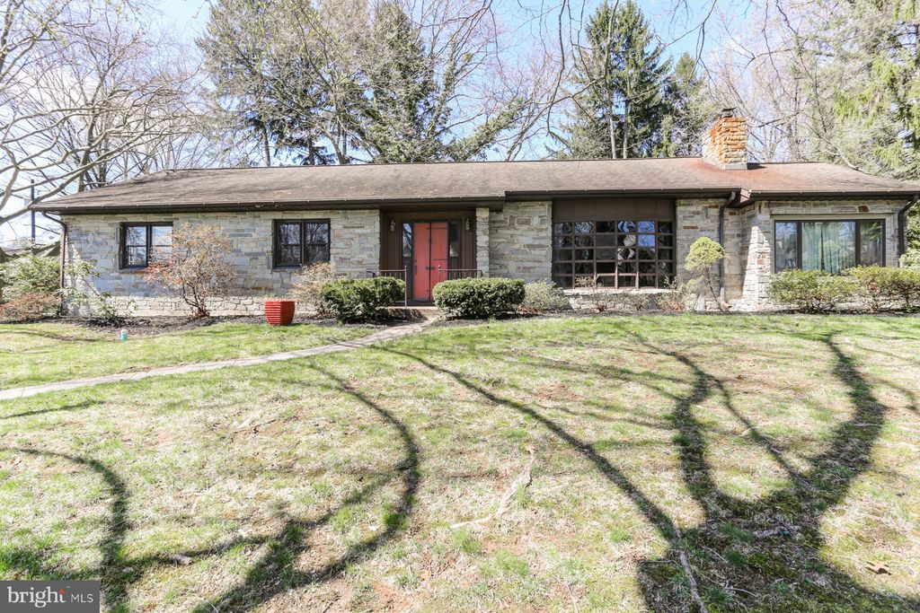 2958 Lincoln St, Camp Hill, PA 17011