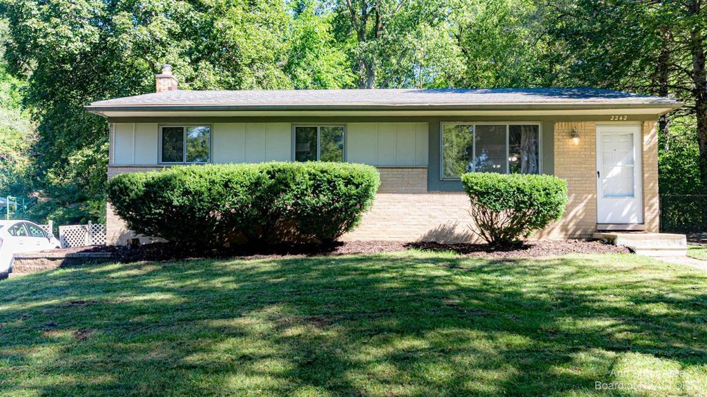 2242 Stellar St, Ann Arbor, MI 48105