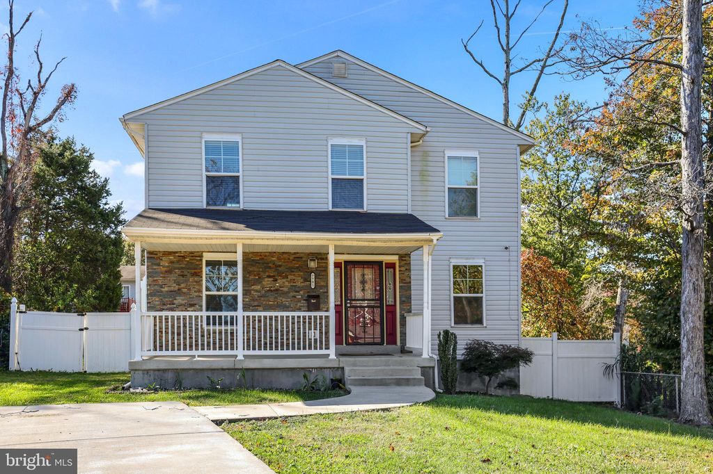 7701 Finns Ln, Lanham, MD 20706