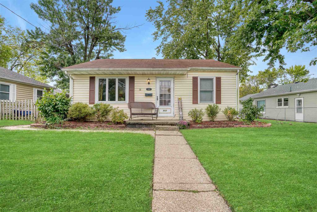 902 Lawndale Ave, Pekin, IL 61554