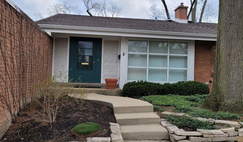 719 Carriage Hill Dr, Glenview, IL 60025