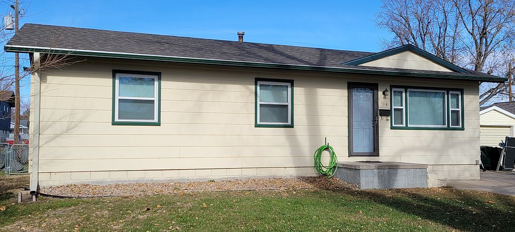 1114 E 30th Dr, Kearney, NE 68847