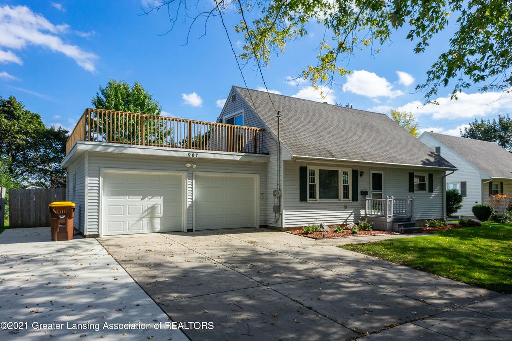 907 Hampshire Dr, Saint Johns, MI 48879