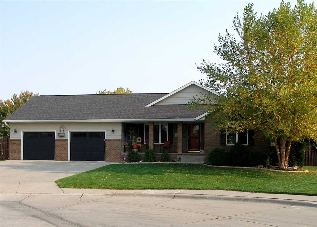 1719 E 44th Street Pl, Kearney, NE 68847