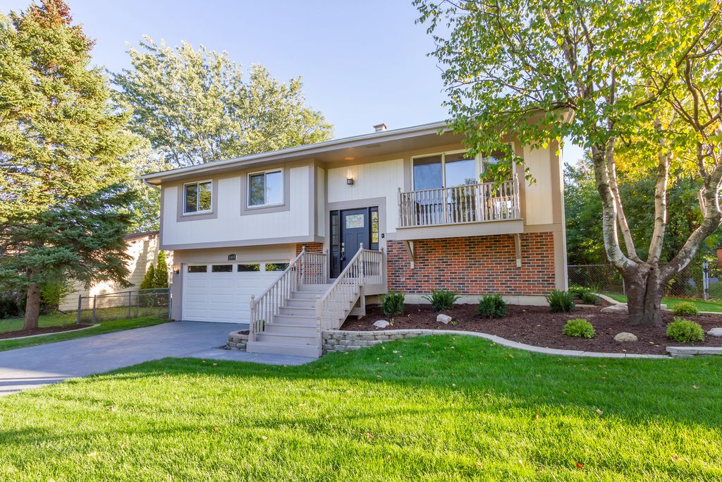140 Greenway Dr, Bloomingdale, IL 60108