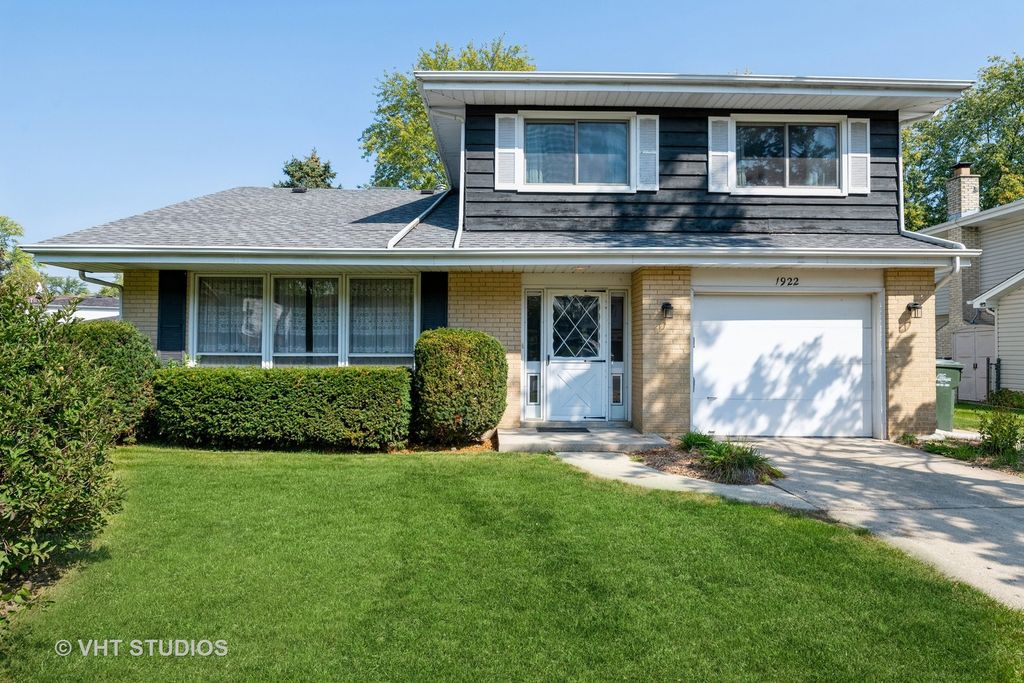 1922 E Hopi Ln, Mount Prospect, IL 60056