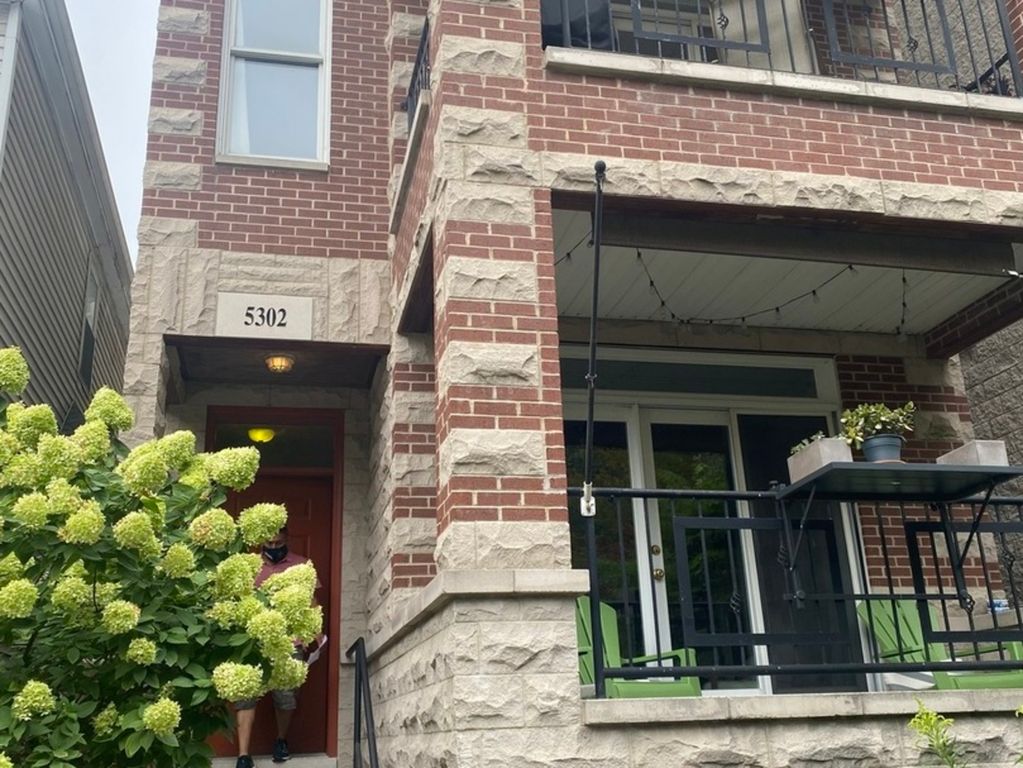 5302 N Winthrop Ave #4, Chicago, IL 60640