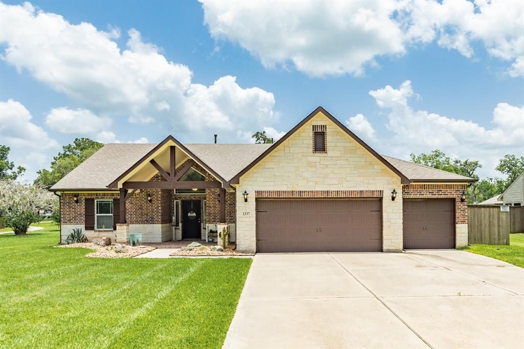 2337 Shalmar Dr, West Columbia, TX 77486