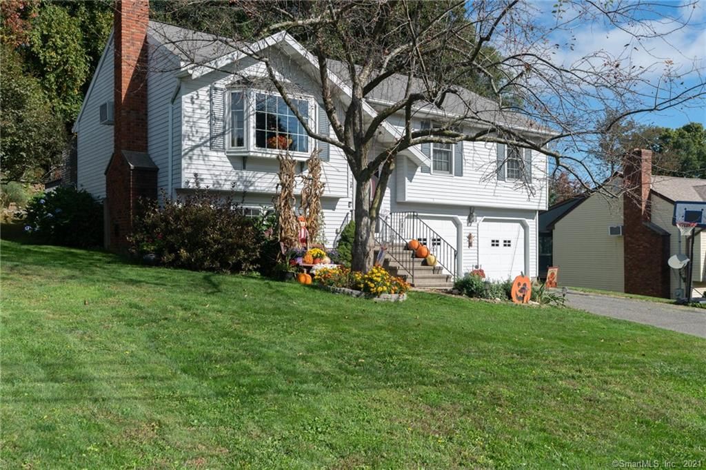 26 Oak Hollow Dr, Waterbury, CT 06708