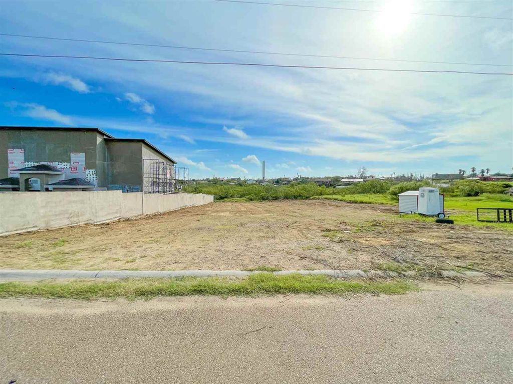 200 Cerrito Dr, Zapata, TX 78076