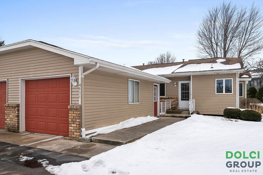 4977 N Valley Dr NE, Grand Rapids, MI 49525