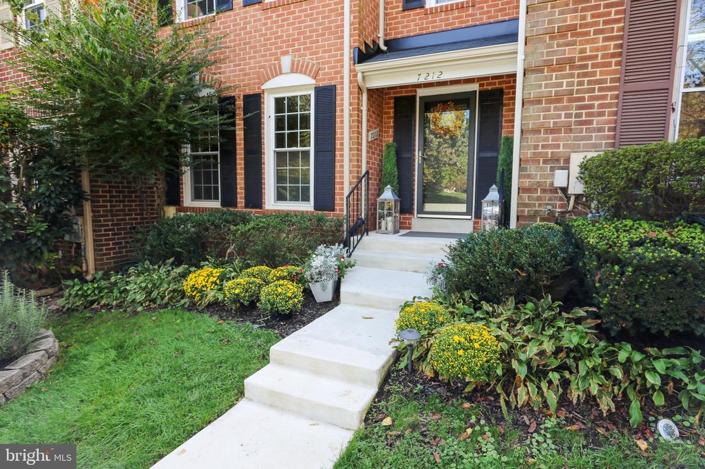 7212 Greentree Rd, Bethesda, MD 20817
