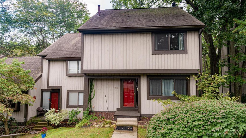 511 Carberry Hl, Brighton, MI 48116