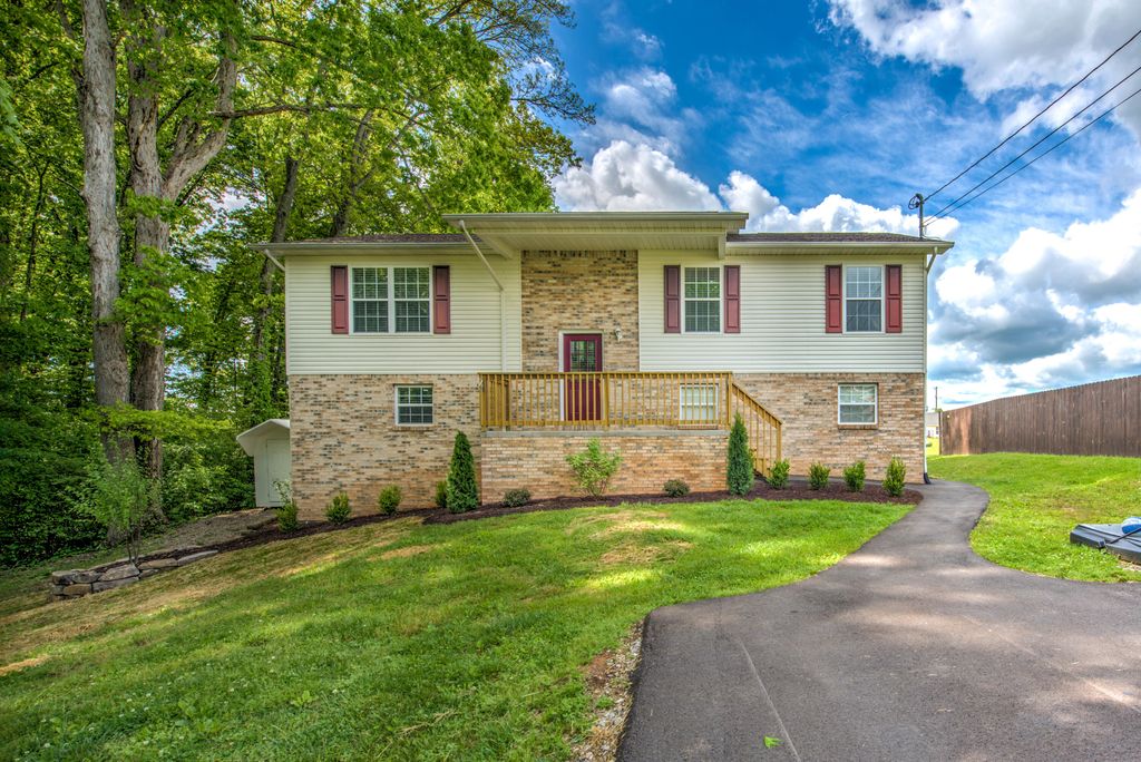 4601 Clifton Ln, Strawberry Plains, TN 37871