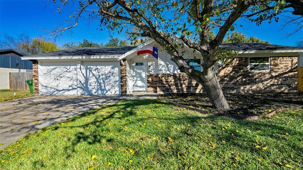 6044 Holiday Ln, North Richland Hills, TX 76180