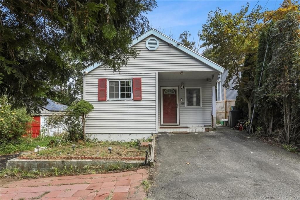 1 Bungalow Ter, Sandy Hook, CT 06482