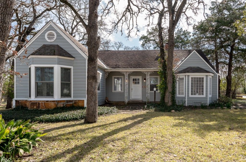 725 Meadow Ln, Bryan, TX 77802