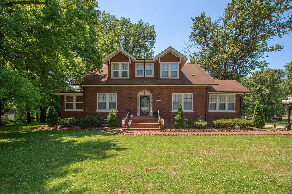 1125 Mascoutah Ave, Belleville, IL 3 Bed, 3 Bath Single