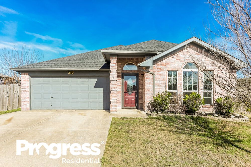 217 Los Angeles Dr, Red Oak, TX 75154