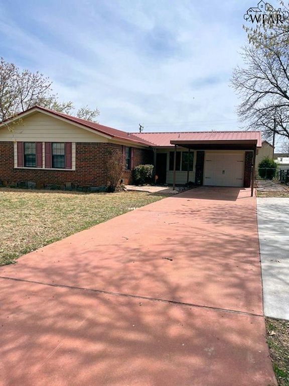 705 W Manes Ave, Iowa Park, TX 76367