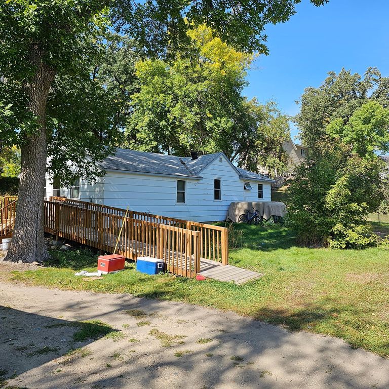 301 4th Ave SE, New London, MN 56273