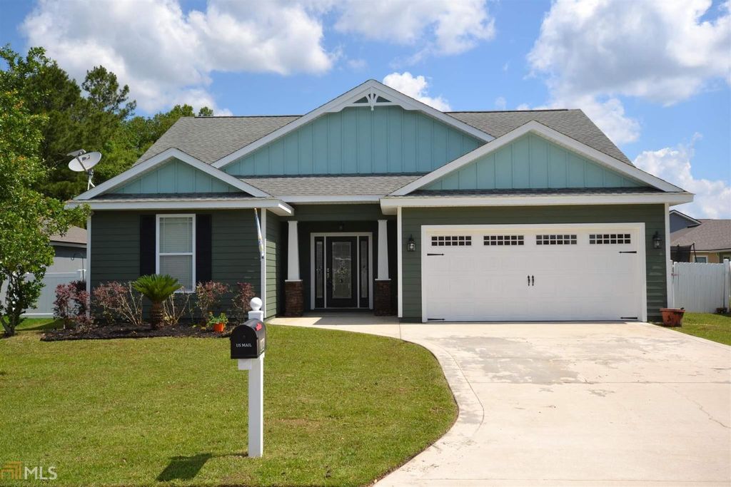 203 Waters Edge Dr, Kingsland, GA 31548