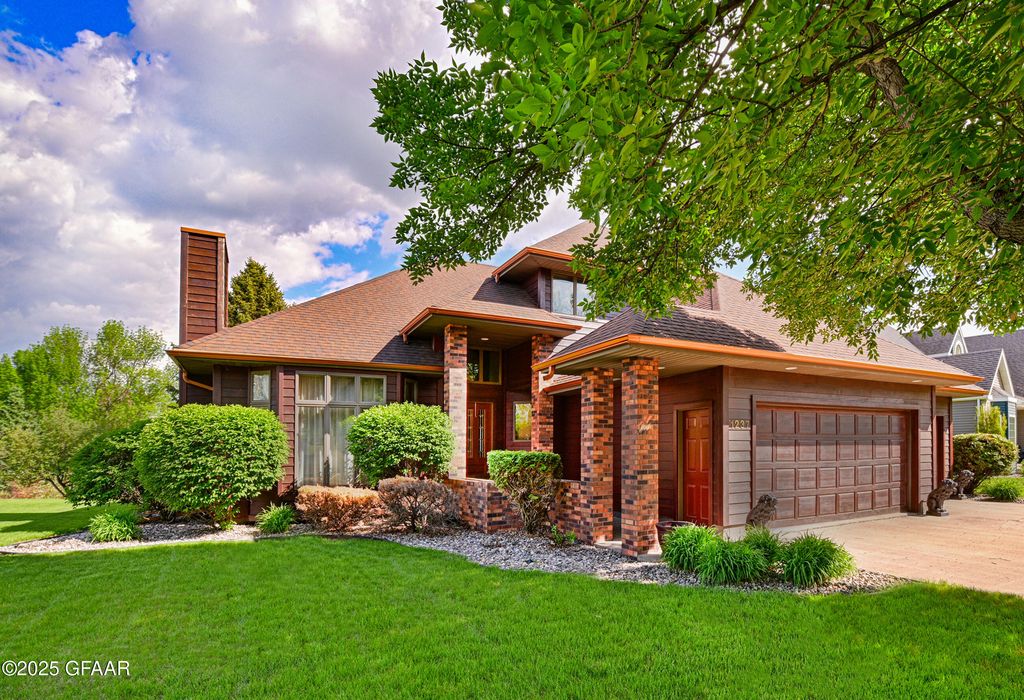 1237 S  36th St, Grand Forks, ND 58201