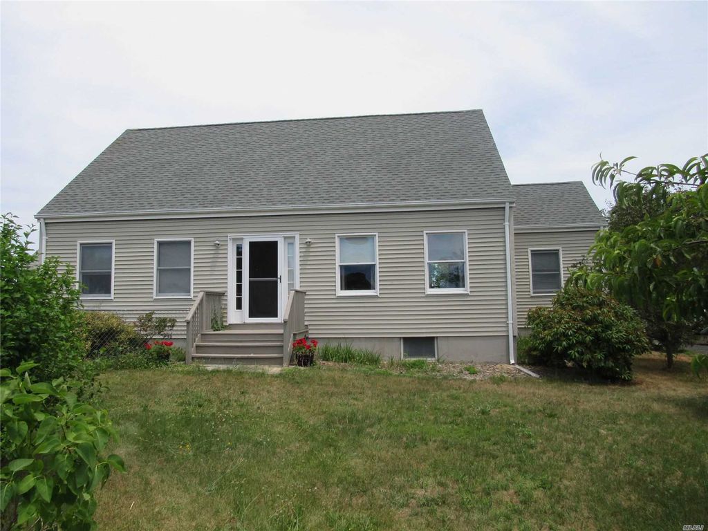 294 Manor Ln, Riverhead, NY 11901