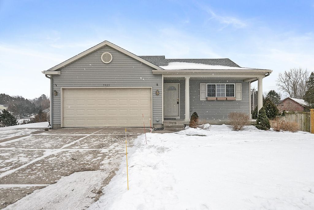 7025 Quintara Dr NE, Comstock Park, MI 49321