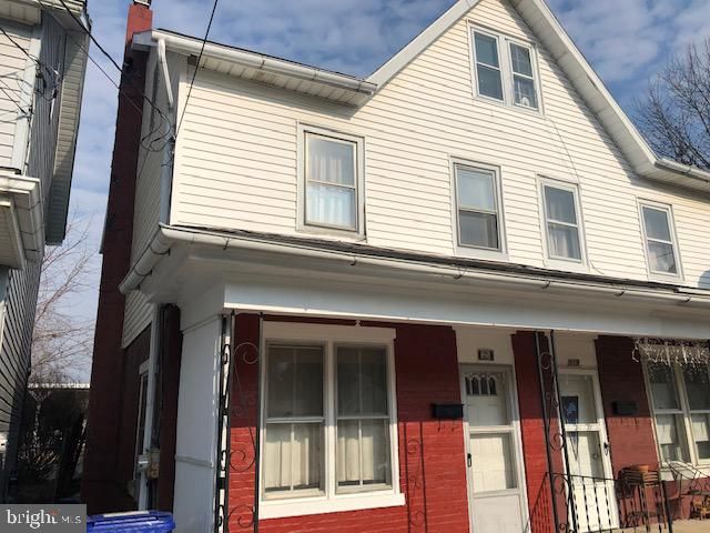 121 W Jefferson St, Womelsdorf, PA 19567