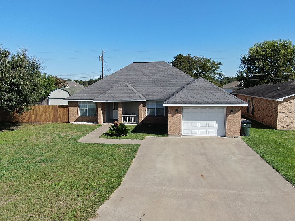 1285 E Washington St, Giddings, TX 78942