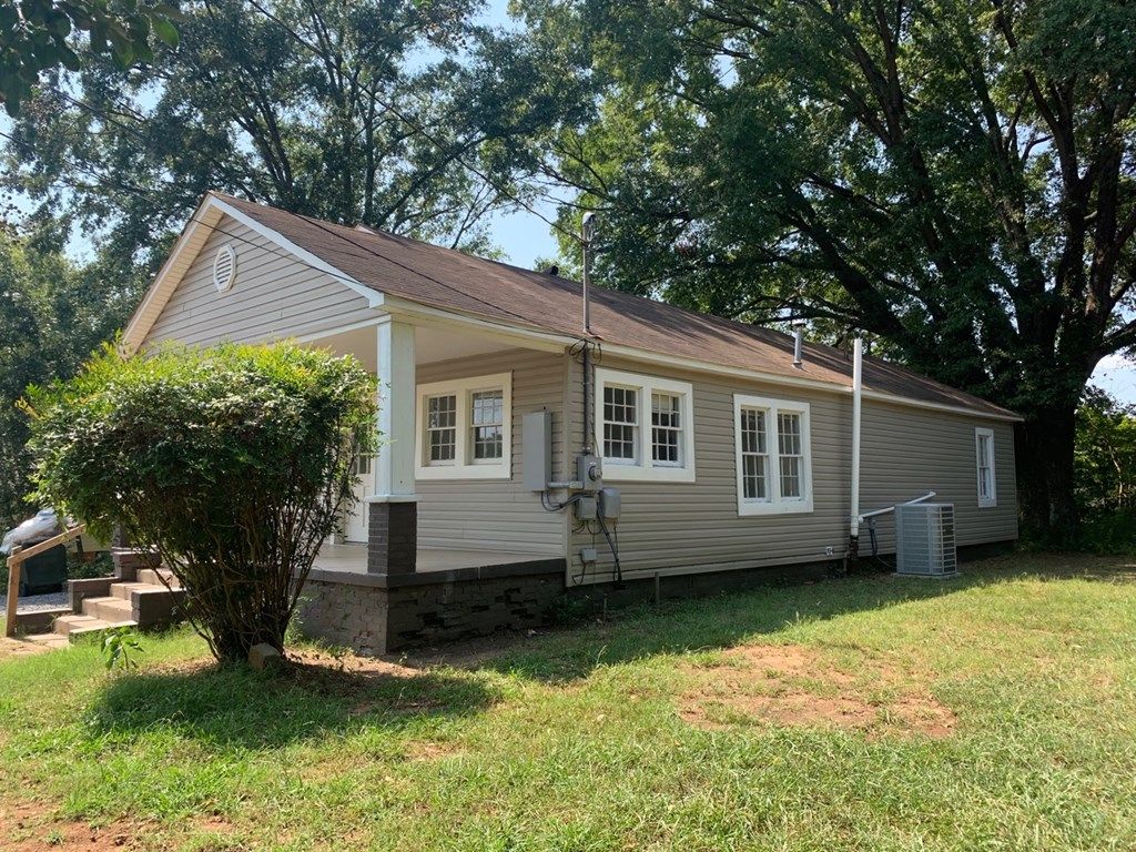 1309 Lida St, Dalton, GA 3 Bed, 1 Bath SingleFamily Home 16 Photos
