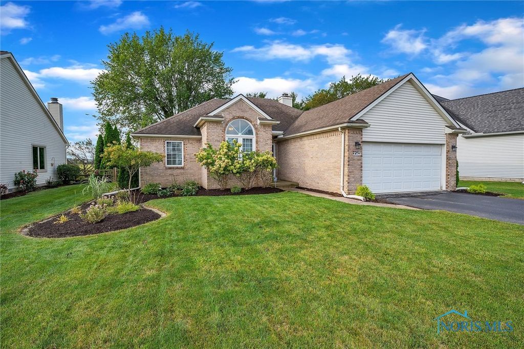 7251 Twin Lakes Rd, Perrysburg, OH 43551