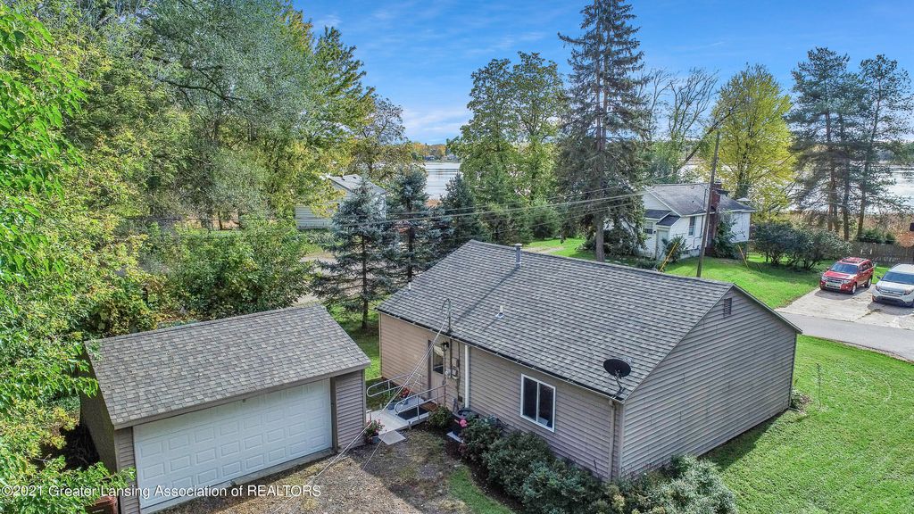 5925 Outer Dr, Bath, MI 48808
