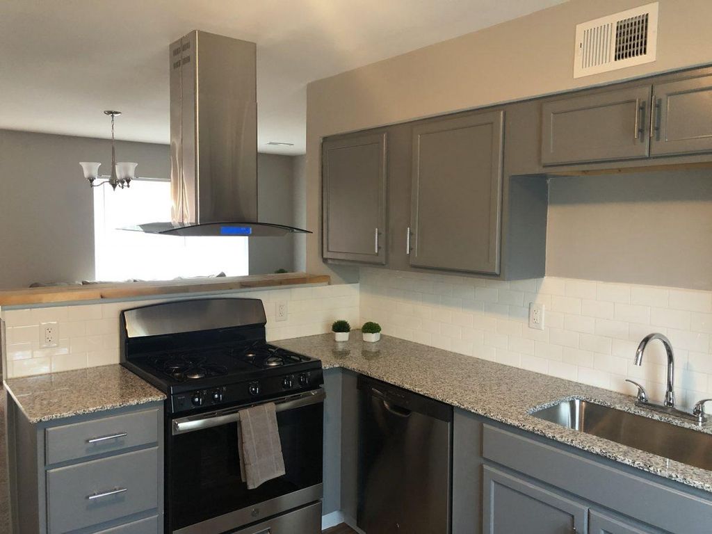8230 Monroe Dr, Kansas City, KS 66112