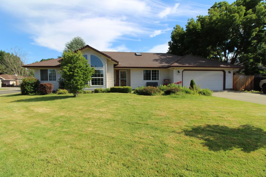 1237 SW Ironwood Dr, Grants Pass, OR 97526