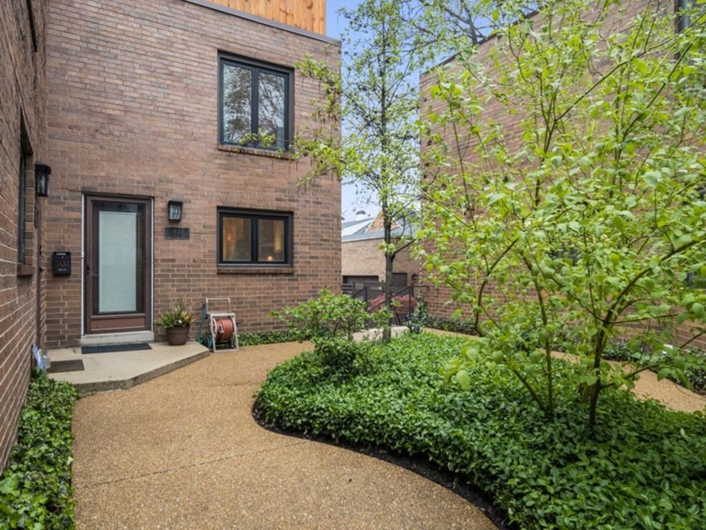 1633 N Vine St, Chicago, IL 60614