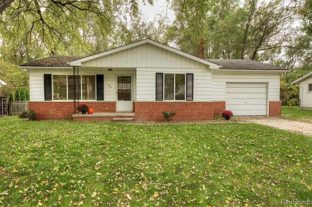 250 Beaver St, Brighton, MI 48116