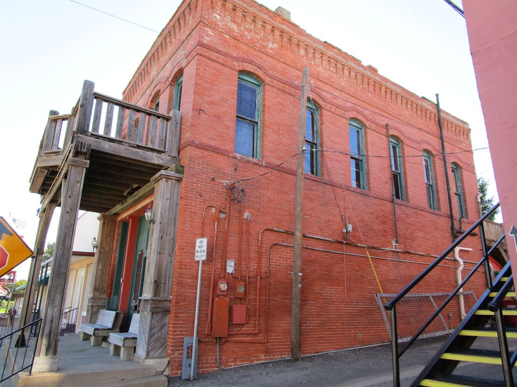 118 E Frank St, Grand Saline, TX 2 Bed, 2 Bath Townhouse 14 Photos