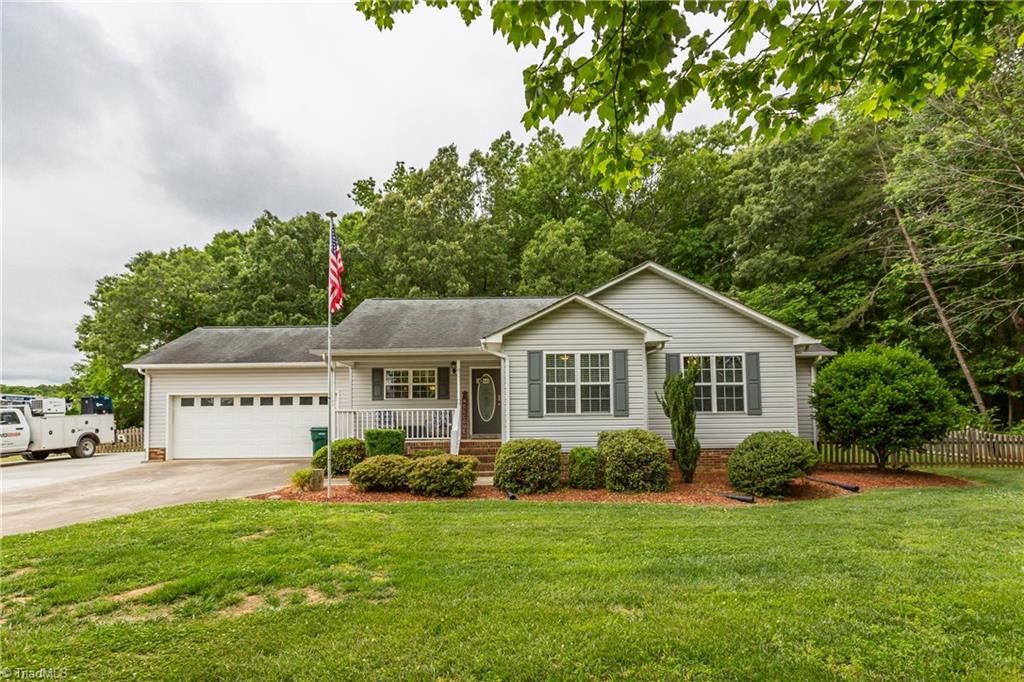 370 Lee Rd, Thomasville, NC 27360